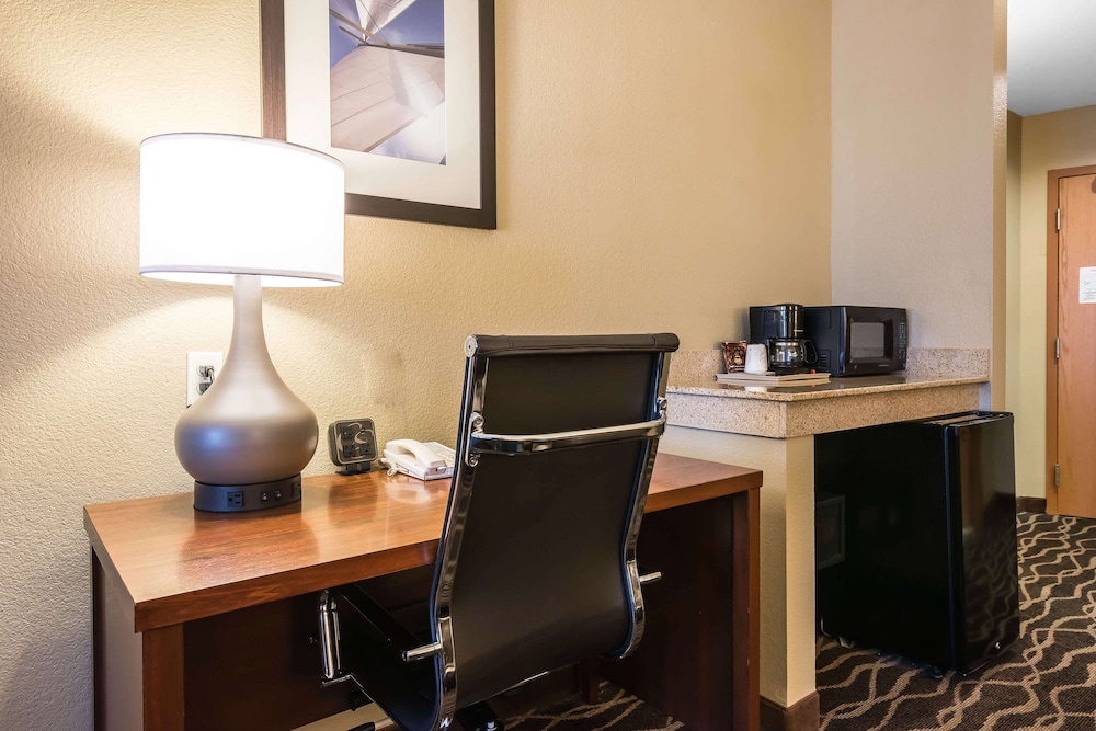 Comfort Suites Tampa Airport North 28/35