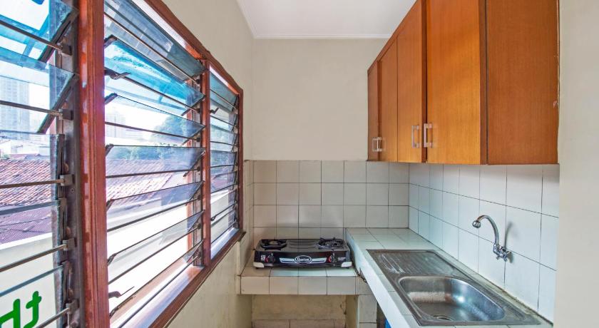 Reddoorz Plus Near Ciputra World Kuningan 2 34/50