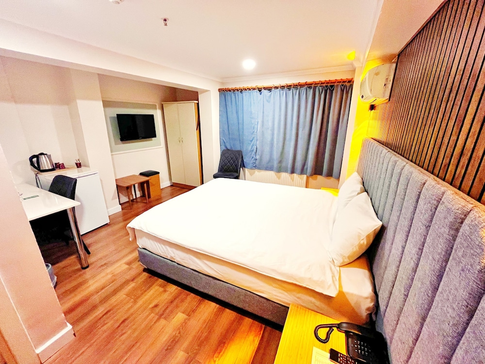 DELUXE, DOUBLE BED