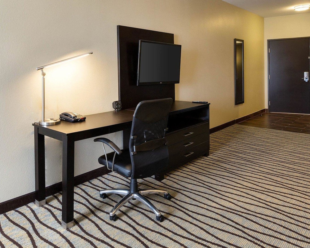 Comfort Suites near Westchase on Beltway 8 42/46