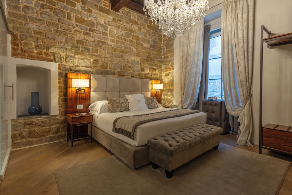 Suite, King Bed, Partial Duomo View