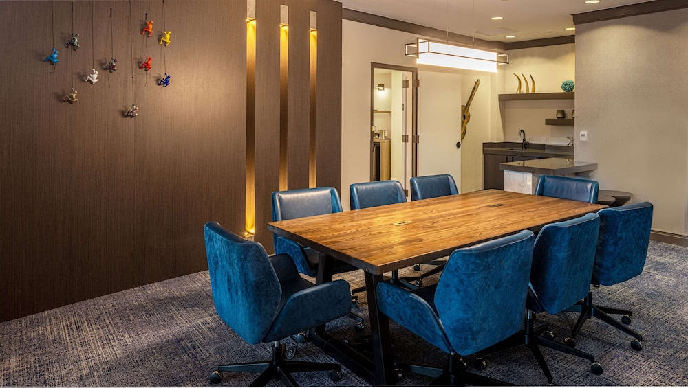 Hilton Austin Airport 50/50