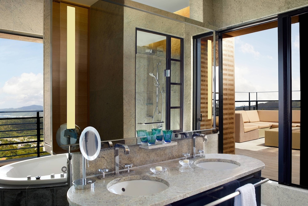 جناح رئاسي بسريرين مزدوجين بإطلالة على البحر، The Ritz Carlton Okinawa 7/8