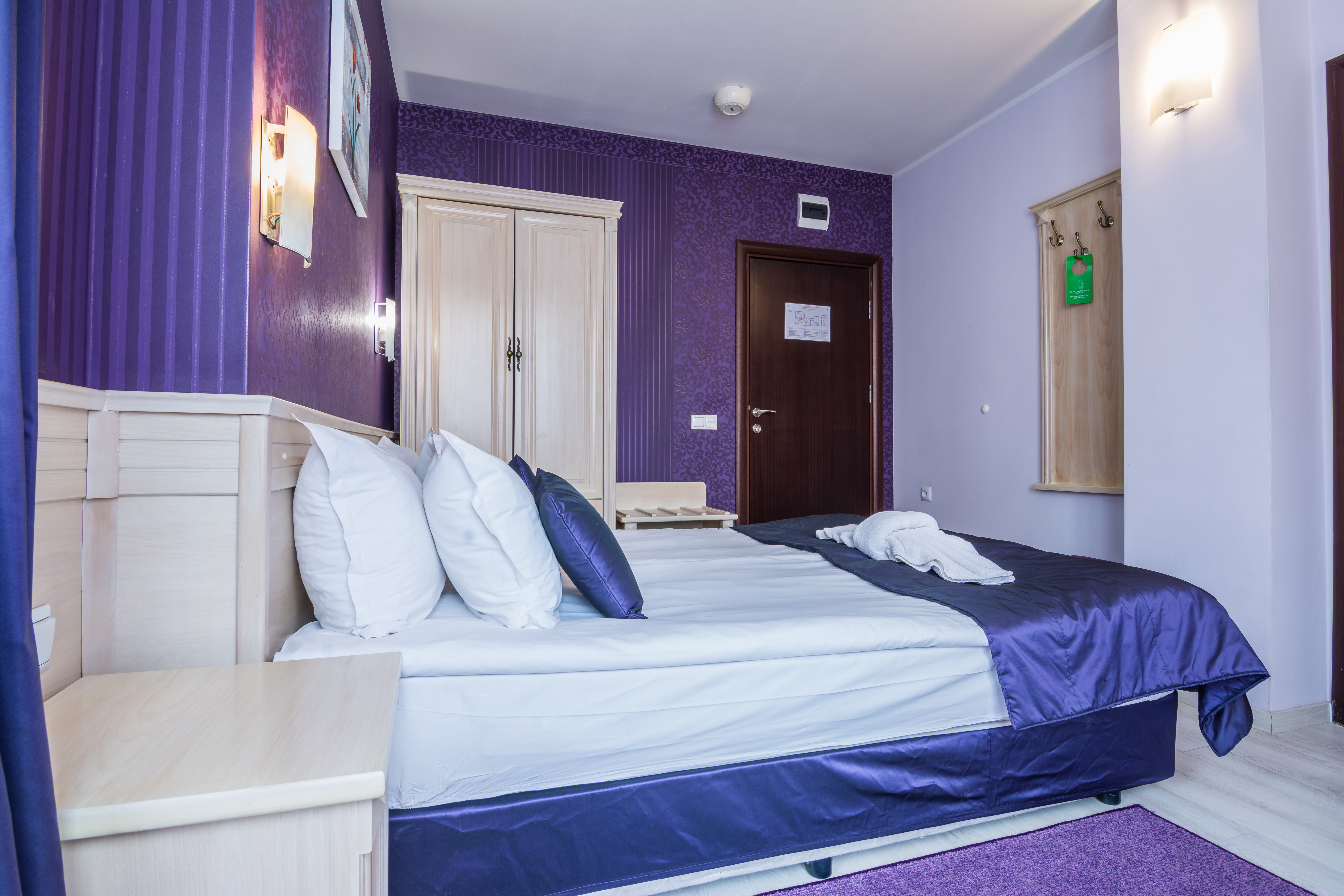 ROOM, DOUBLE BED