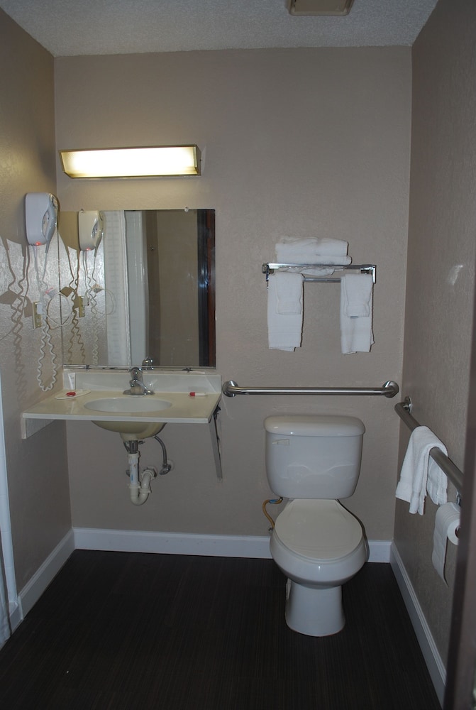 Super 8 by Wyndham Warner Robins 13/20