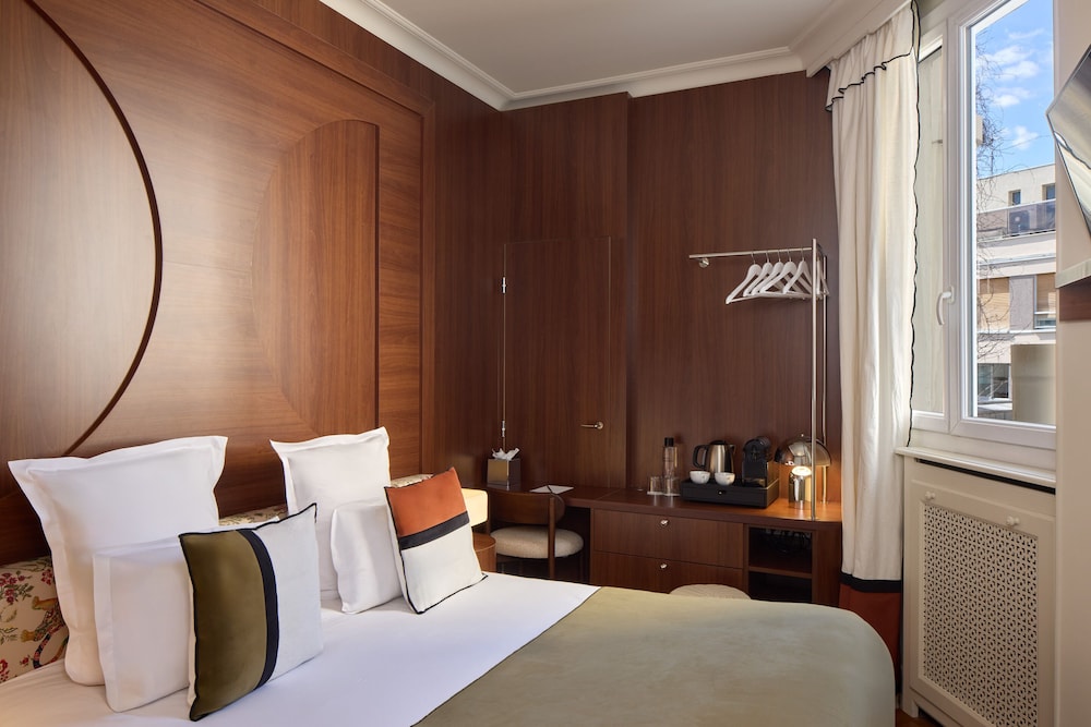Tiny, Double Bed