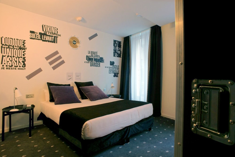 Hotel Du Triangle D Or 12/56