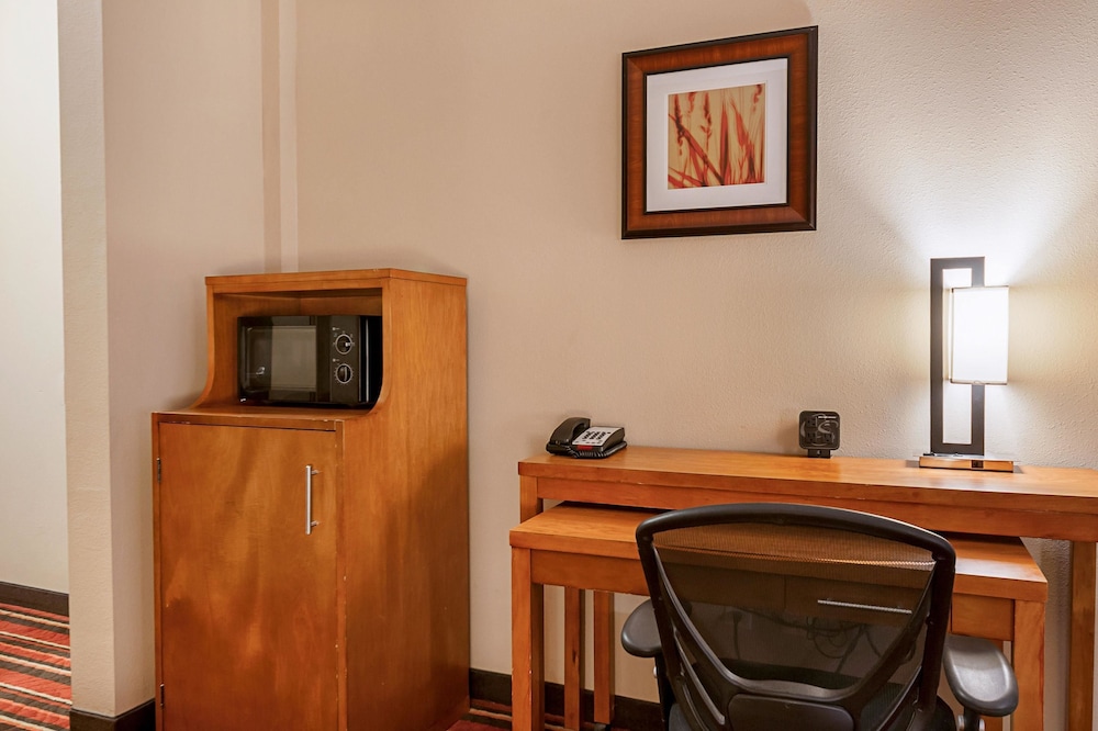Comfort Suites Sulphur 51/56