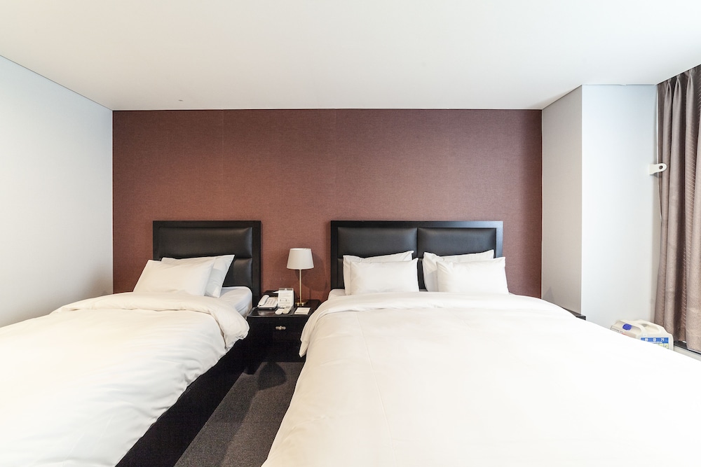 ROOM, TRIPLE