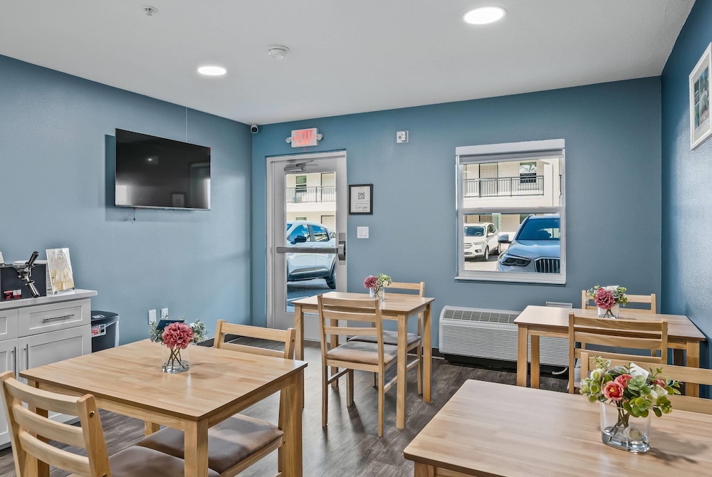 Baymont by Wyndham Ocala Suites 47/60