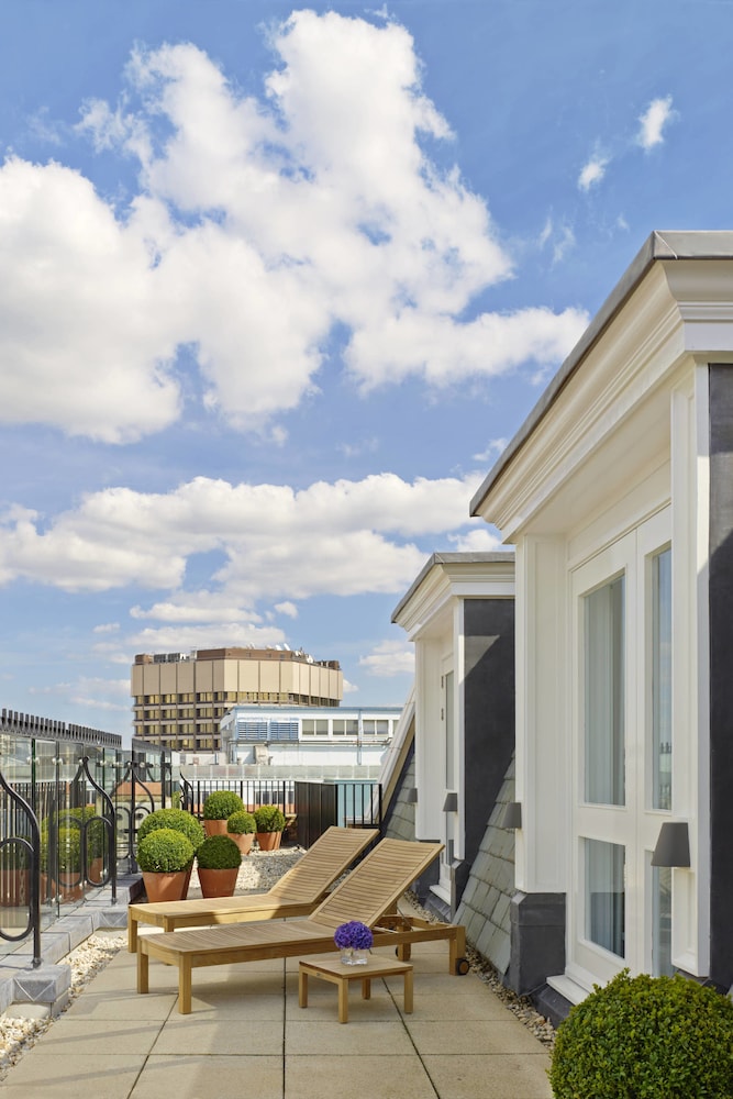 THE LONDON EDITION HOTEL in LONDON