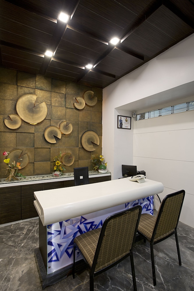 Oyo Premium 091 Vile Parle East 13/50