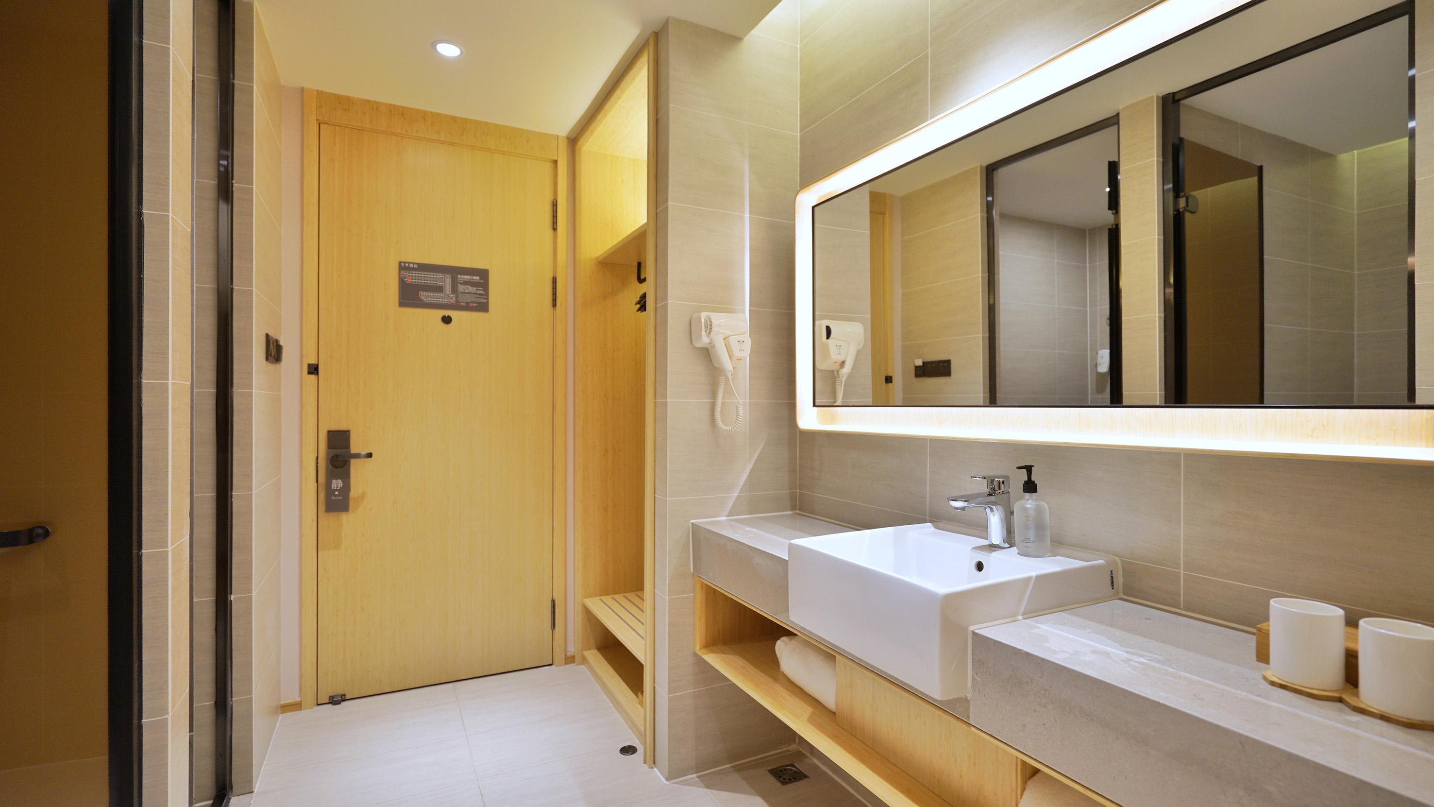 Ji Hotel (Shanghai Hongqiao National Exhibition and Convention Center Huaxiang Road) 32/33