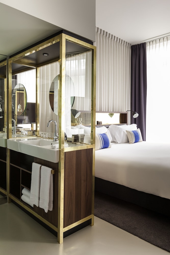 JUNIOR SUITE, KING BED