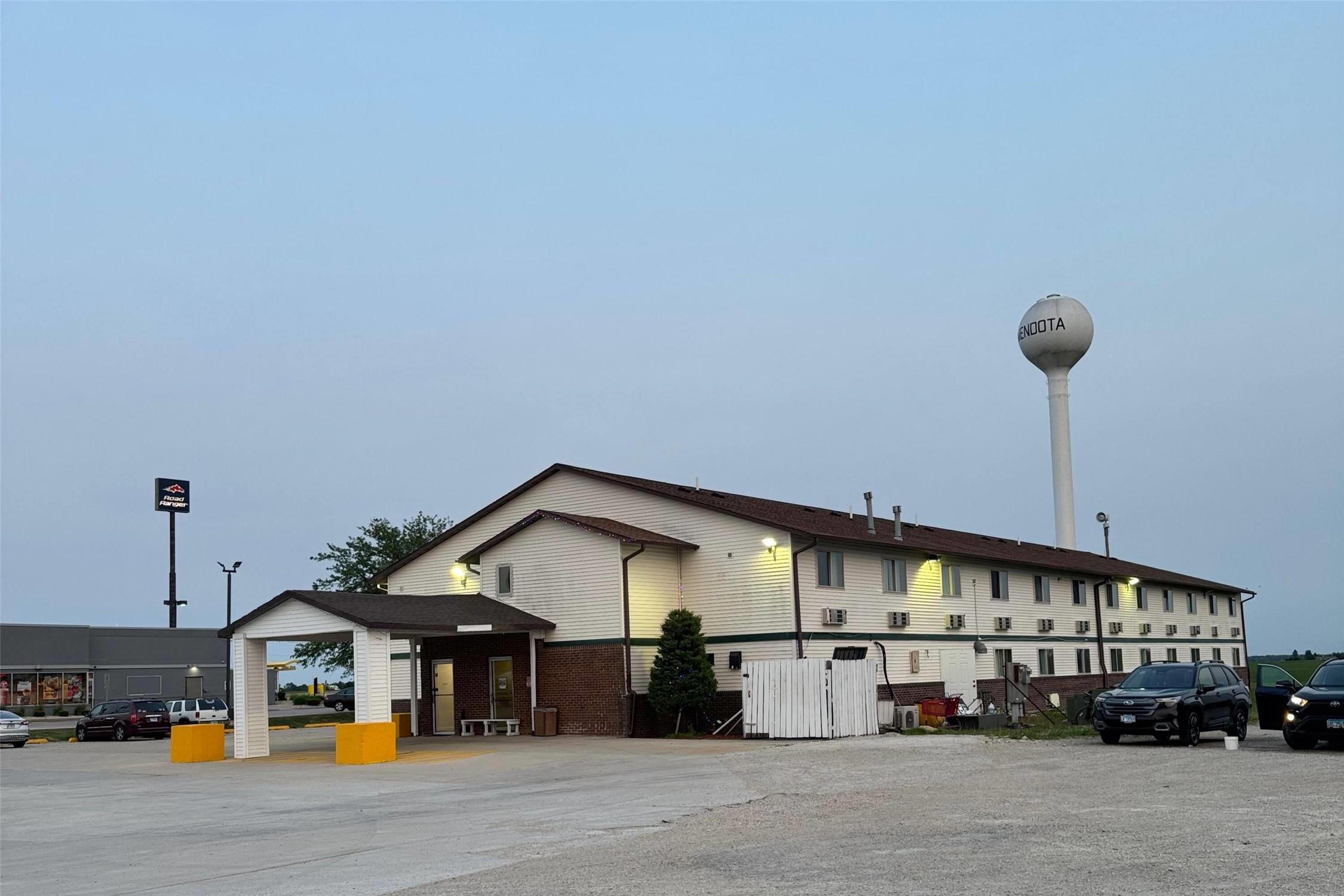 Super 8 By Wyndham Mendota 4/16