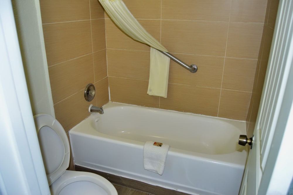 Days Inn by Wyndham Hardeeville Near Hilton Head 48/50