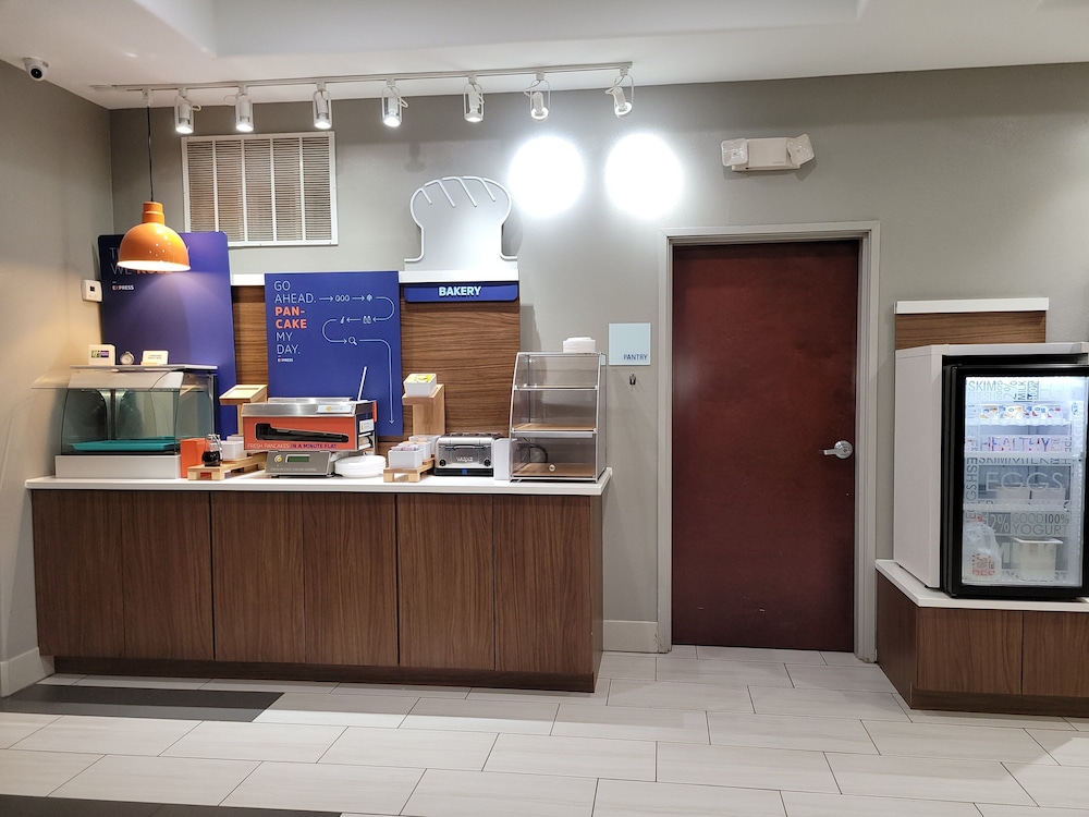Holiday Inn Express Hotel Suites Vidor South 63/71