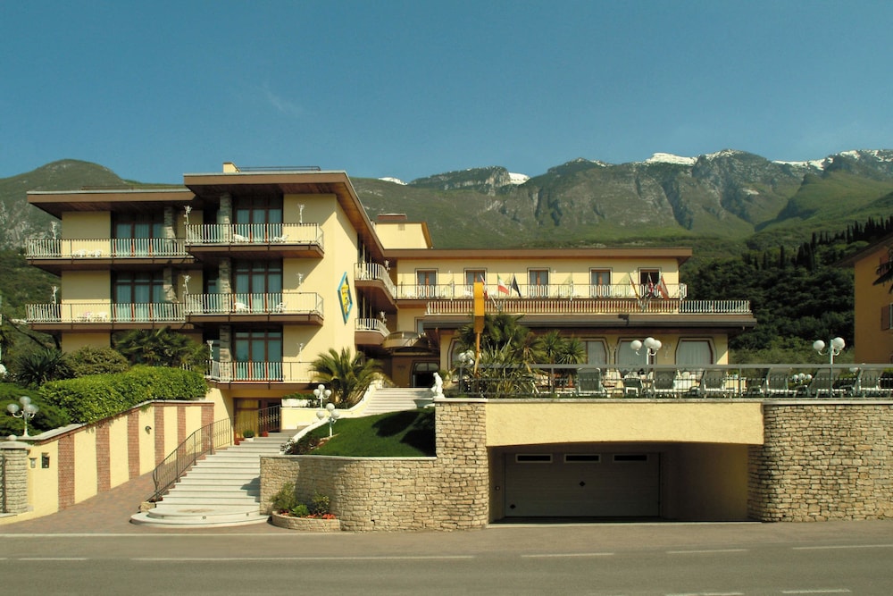 Hotel Cristallo 3/45