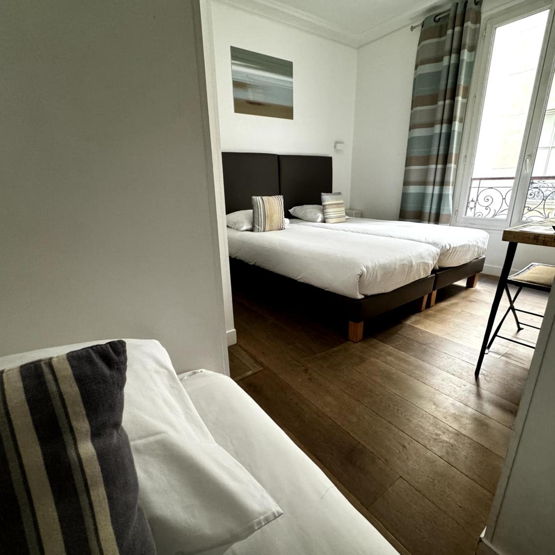 Room, Triple, L Amiral 5/10
