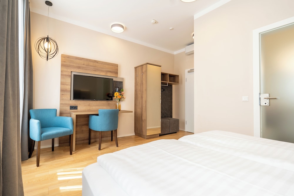 Jedermann Hotel 12/50