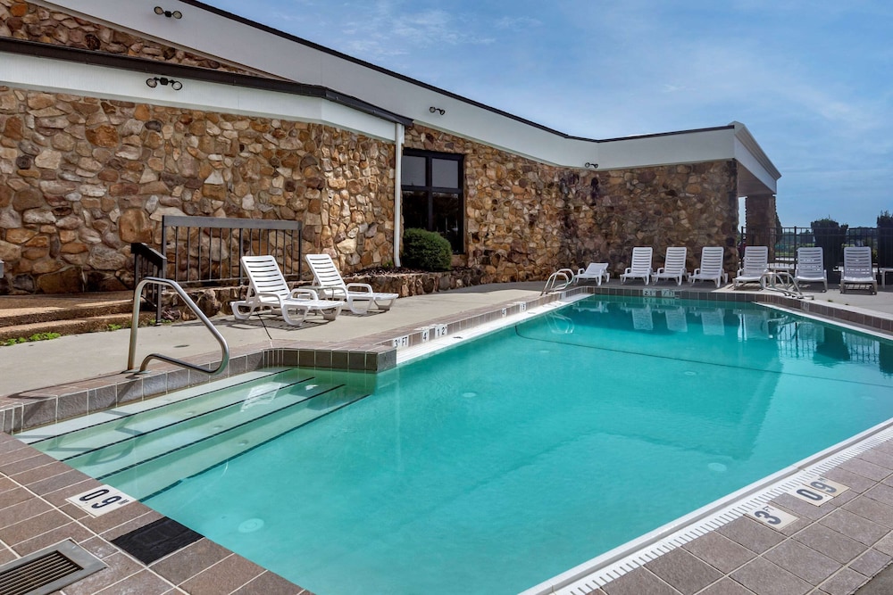 Comfort Inn and Suites Near Danville Mall 4/31