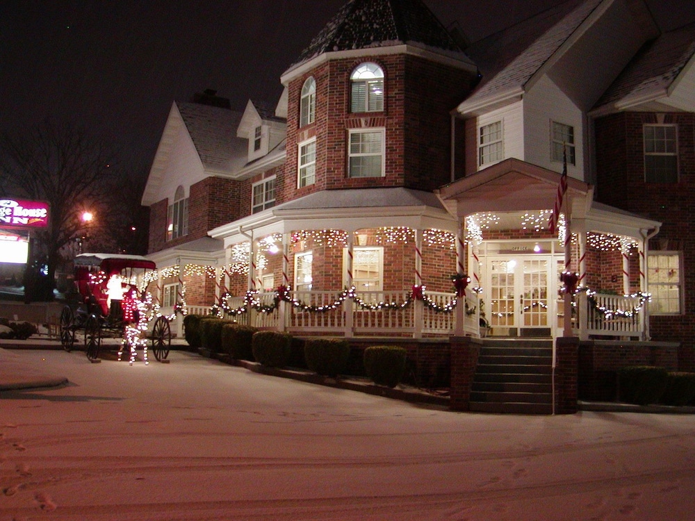 Carriage House Inn 4/61