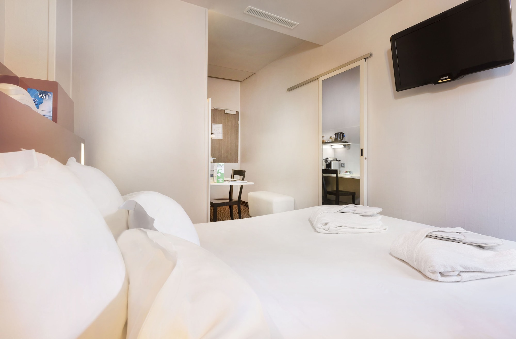 CLUB, DOUBLE BED