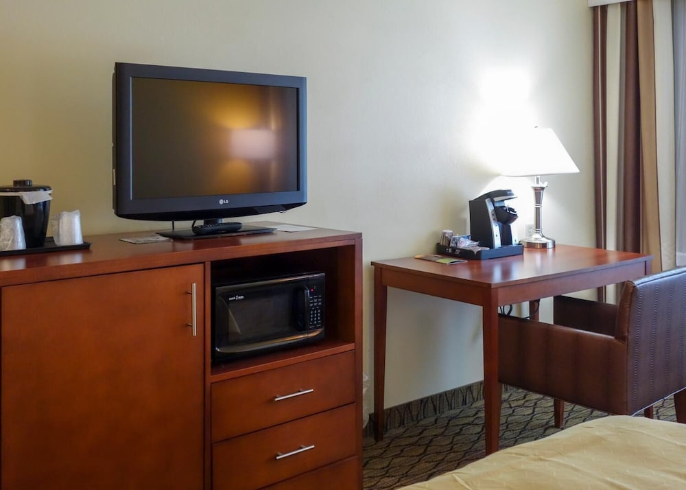 Country Inn and Suites by Radisson, Mishawaka - Southbend 18/24