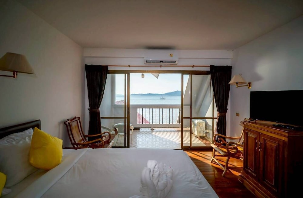 Jansom Beach Resort 8/67