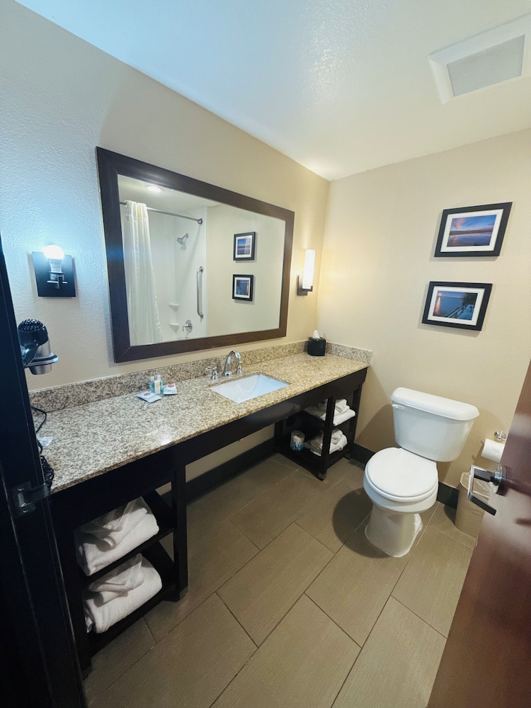 Comfort Suites Near Denver Downtown 24/28