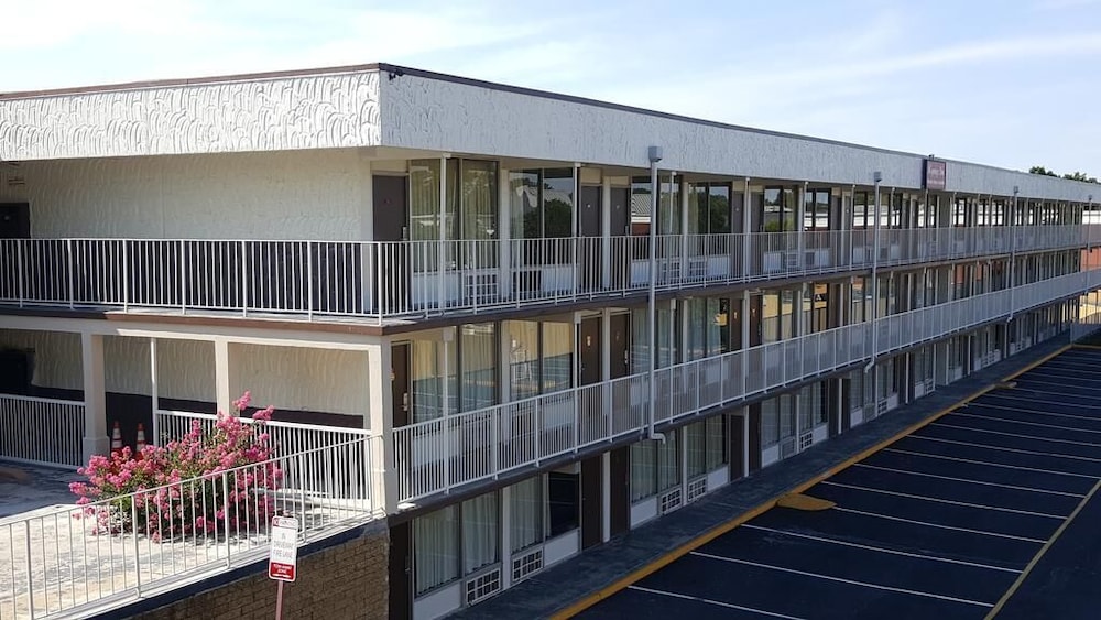 Regency Inn 2/33