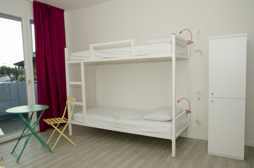 Meet Gardalake Hostel 48/50