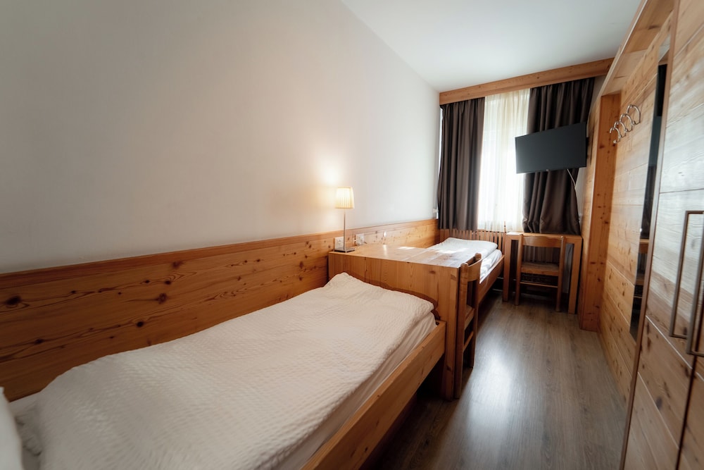 ROOM, QUADRUPLE