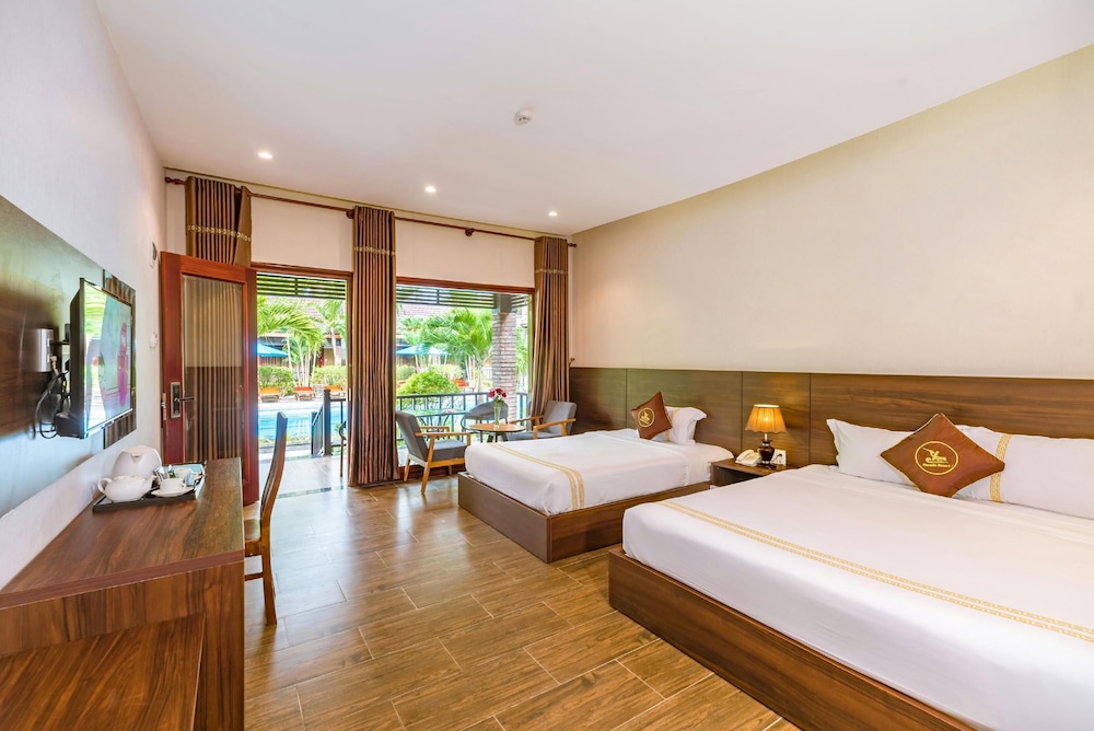 ROOM, TRIPLE, POOL VIEW