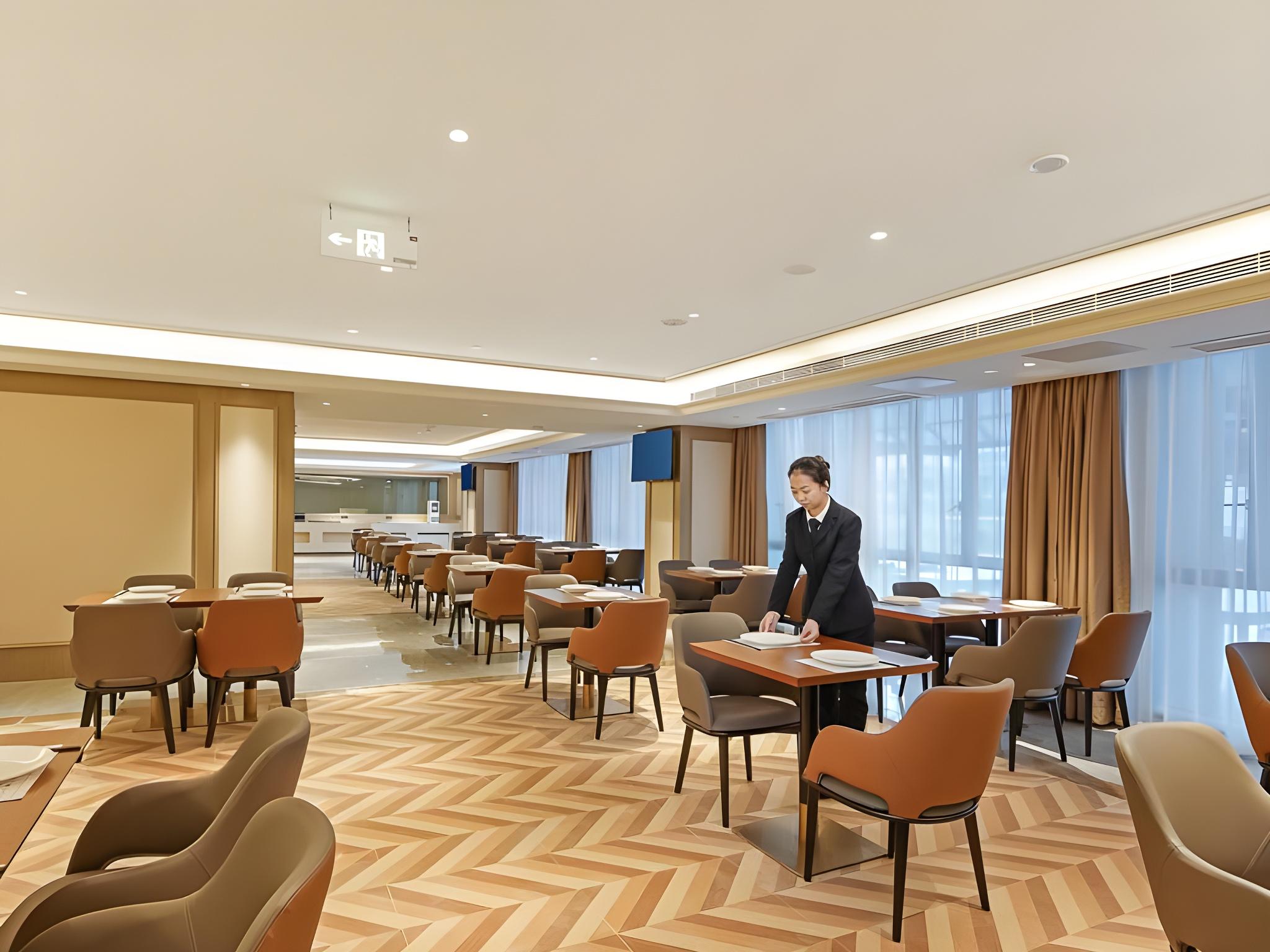 Vienna International Hotel (Foshan Green Plaza Store) 36/41