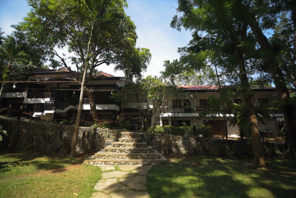 The Strand Boutique Resort 69/75