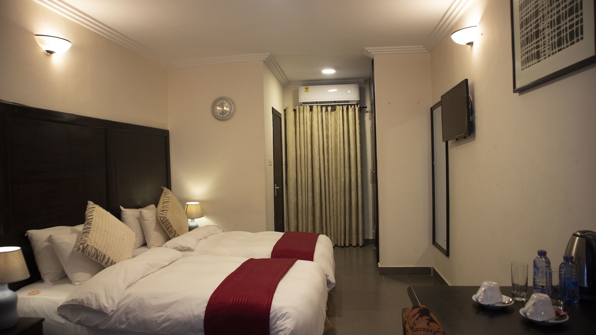 EXECUTIVE, TWIN BEDS