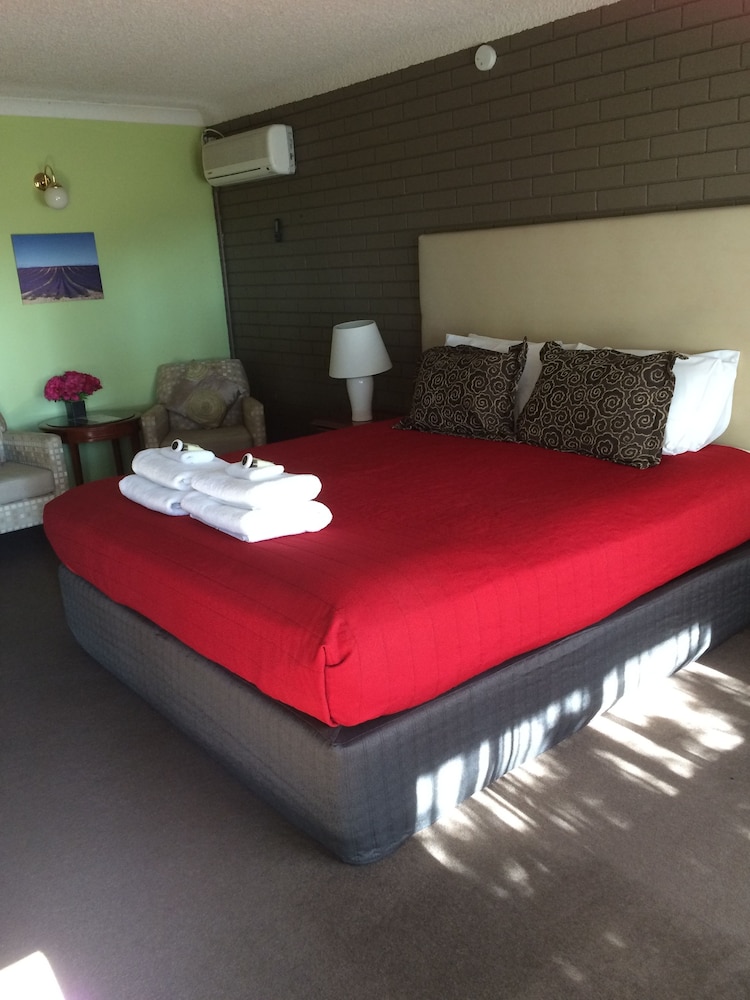 TUMUT VALLEY MOTEL 13/32