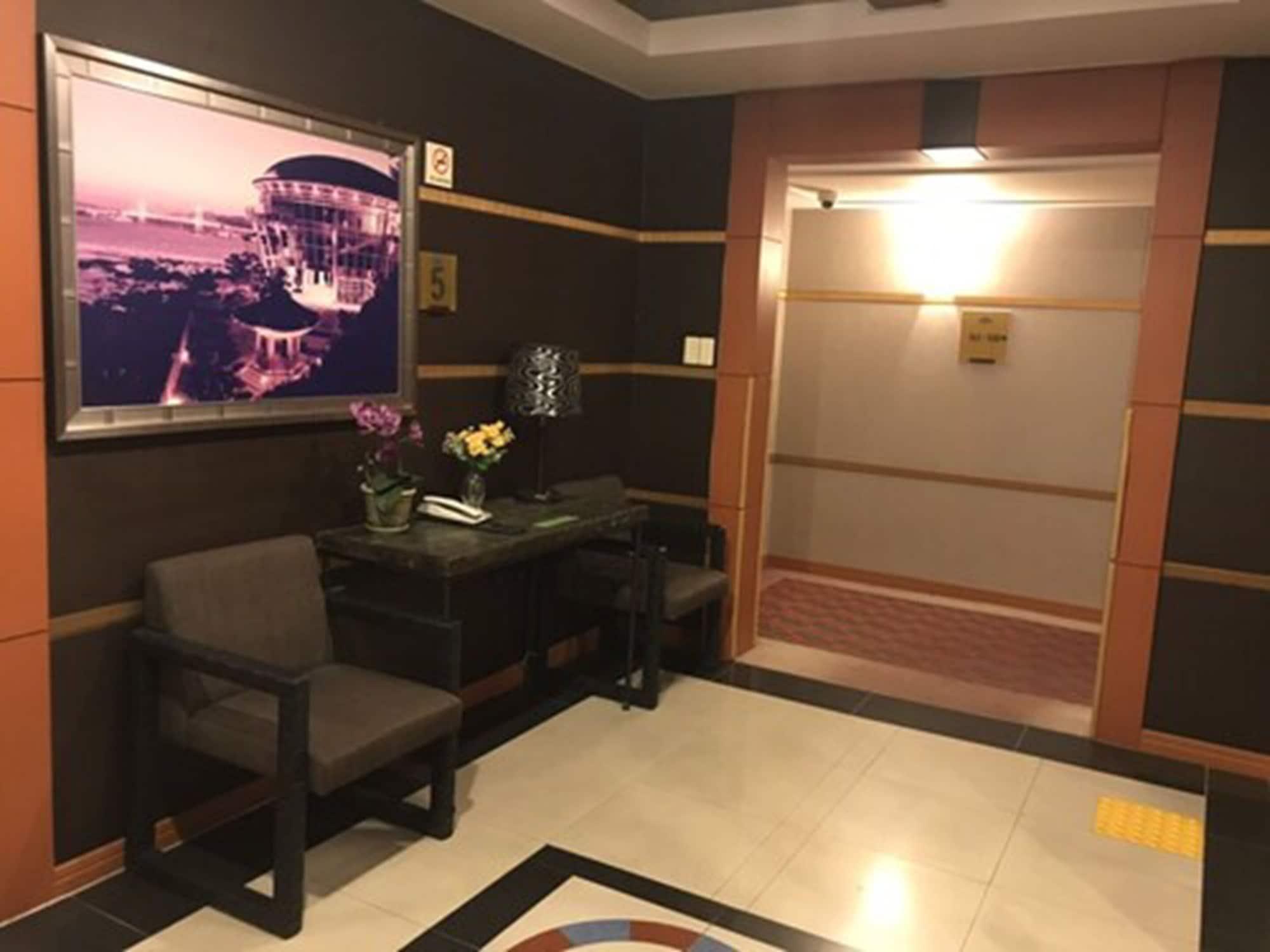 Prime Tourist Hotel 8/56