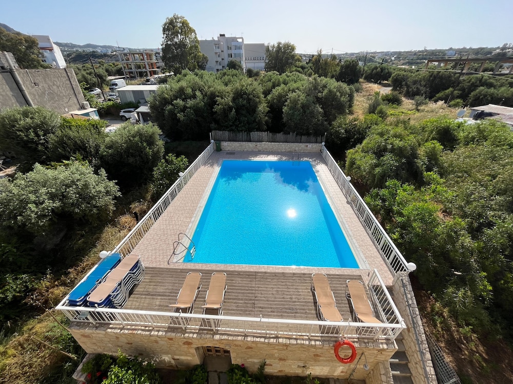 Acropolis Apartments 8/18