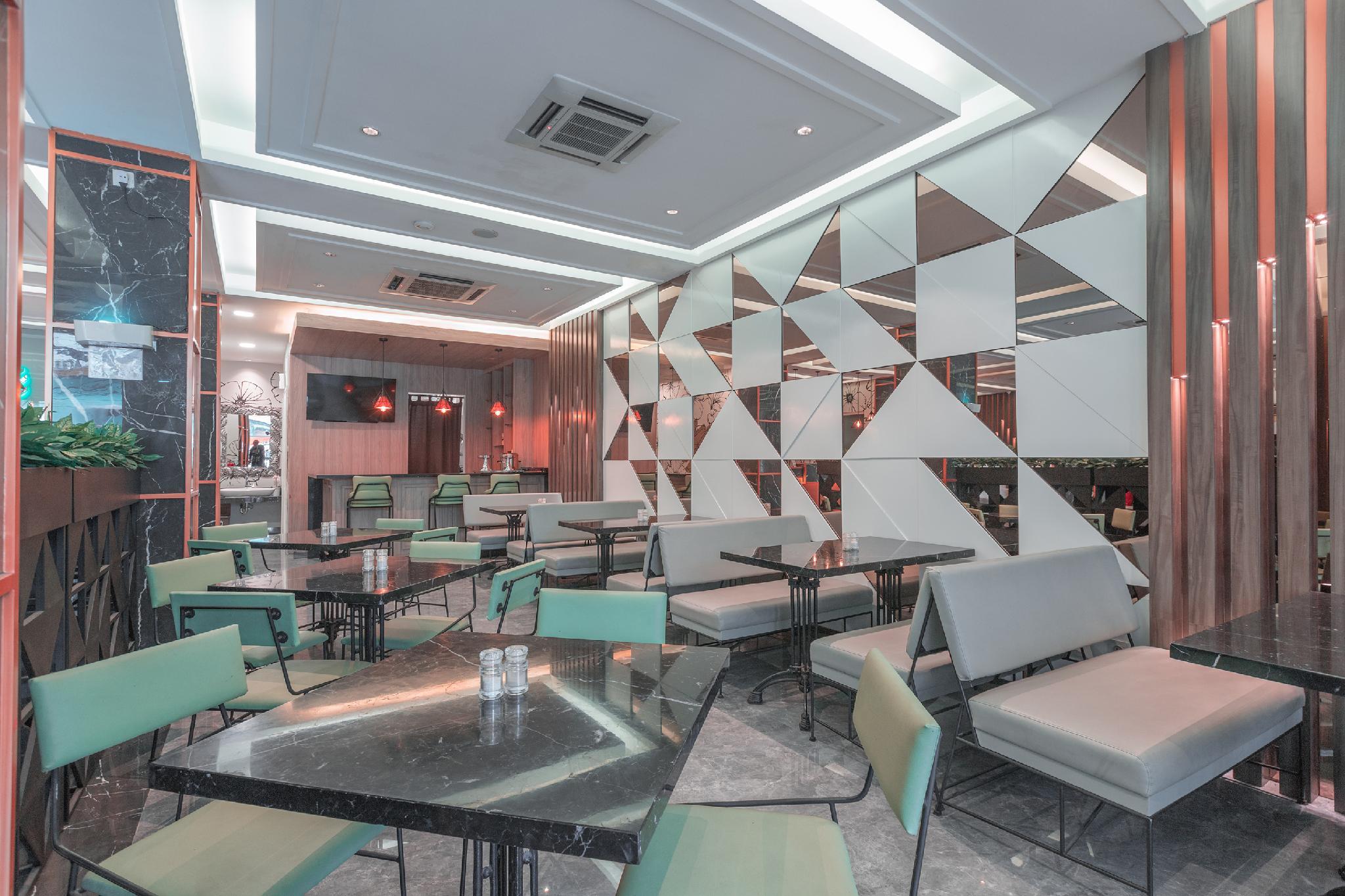 Versa Hotel Bekasi 22/23