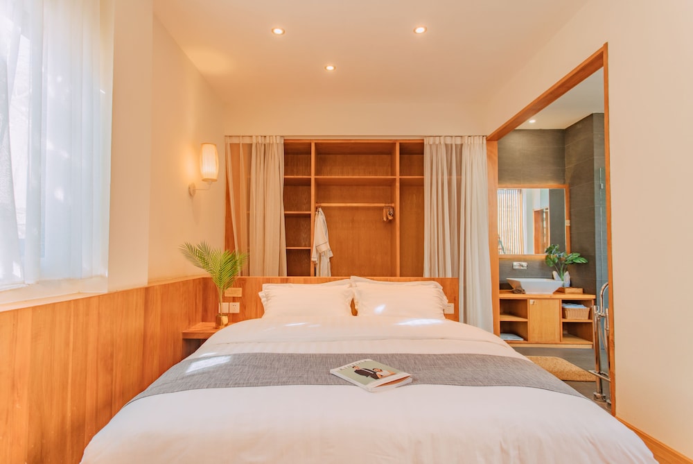 Courtyard, Deluxe, Queen Bed, Mountain View, Bathtub