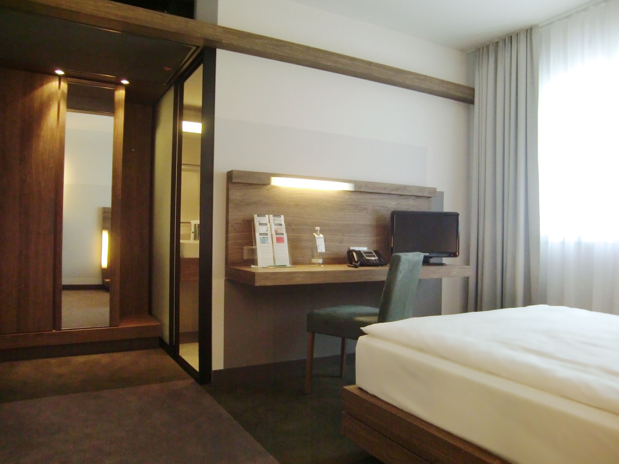STANDARD, QUEEN BED