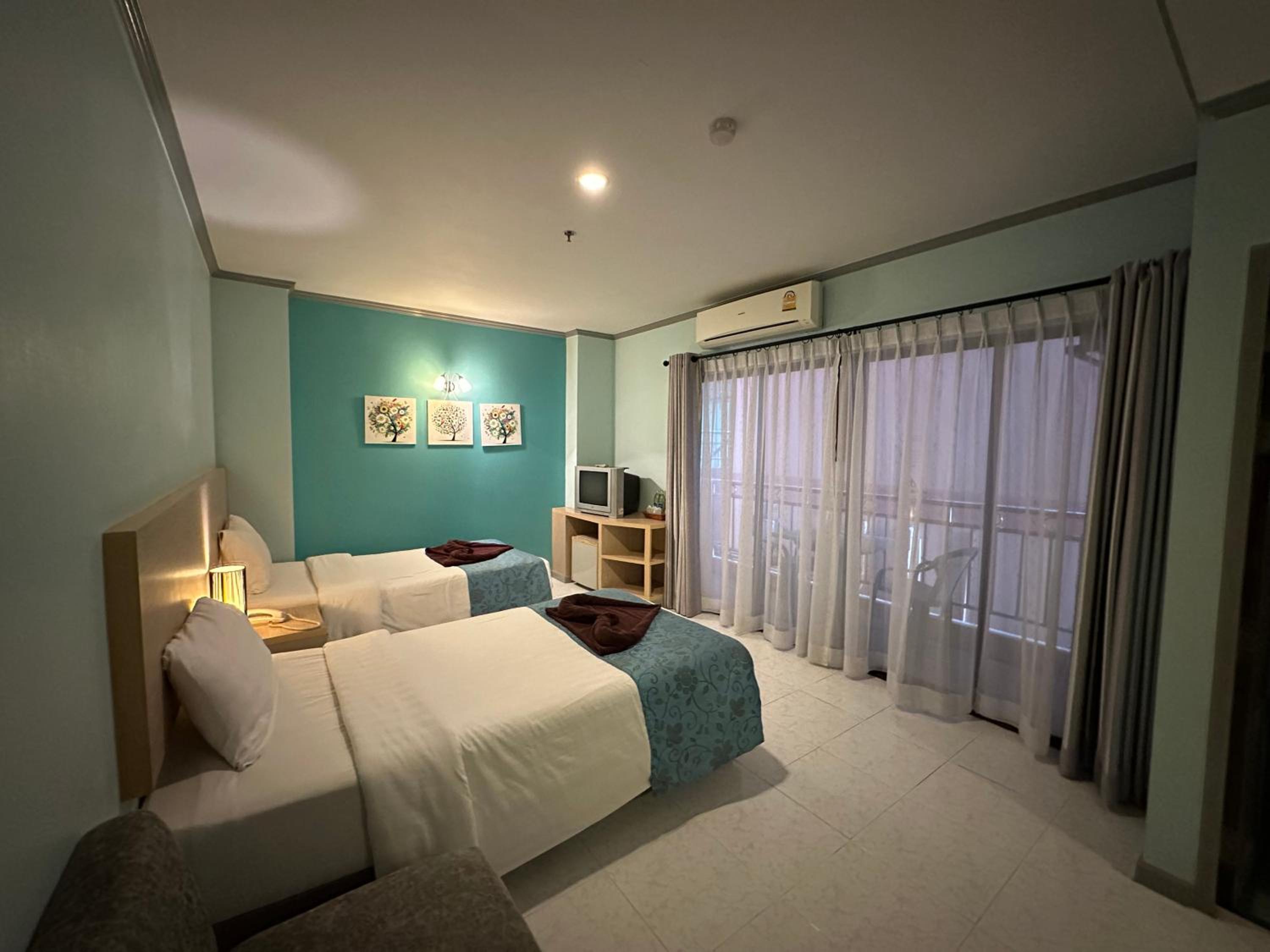 غرفة قياسية بسريرين منفصلين وسرير كينج وسرير فردي، Thipurai City Hotel 6/10