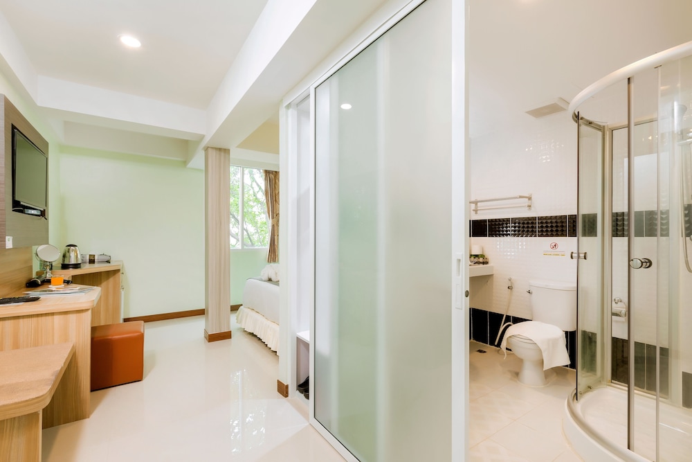 RoomQuest Suvarnabhumi Airport Rom Klao 51/55