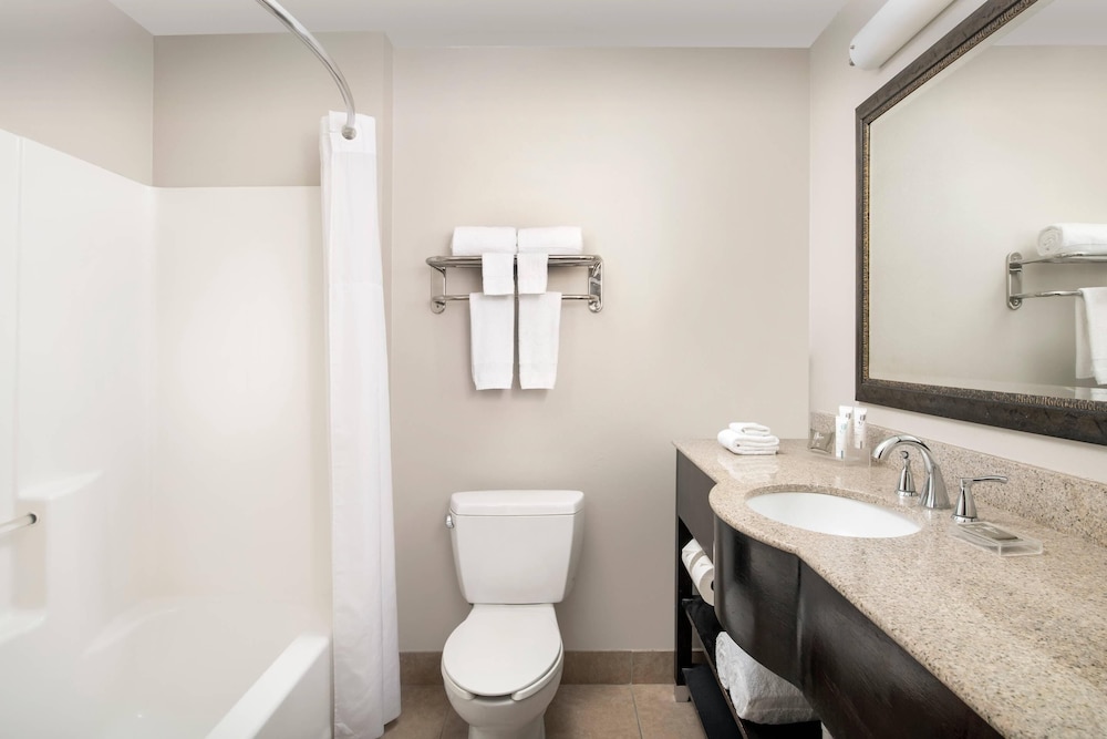 جناح بسريرين كوين بغرفة نوم واحدة مع أريكة، Country Inn & Suites By Radisson Gainesville FL 5/6