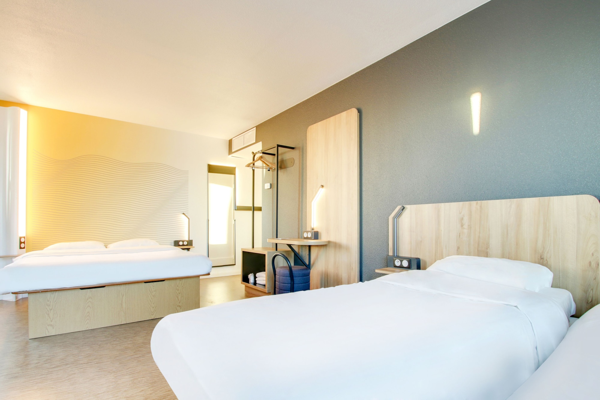 غرفة رباعية بسرير مزدوج وسريرين منفصلين، B&B Hotel Reims Bezannes 2/3