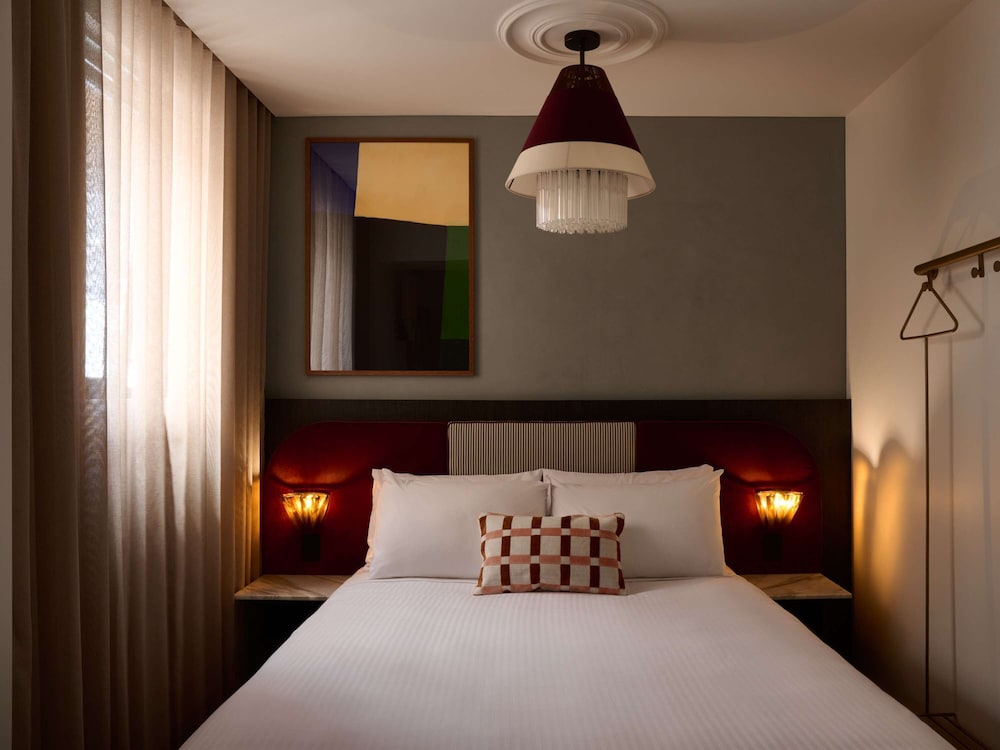 CLASSIC, QUEEN BED