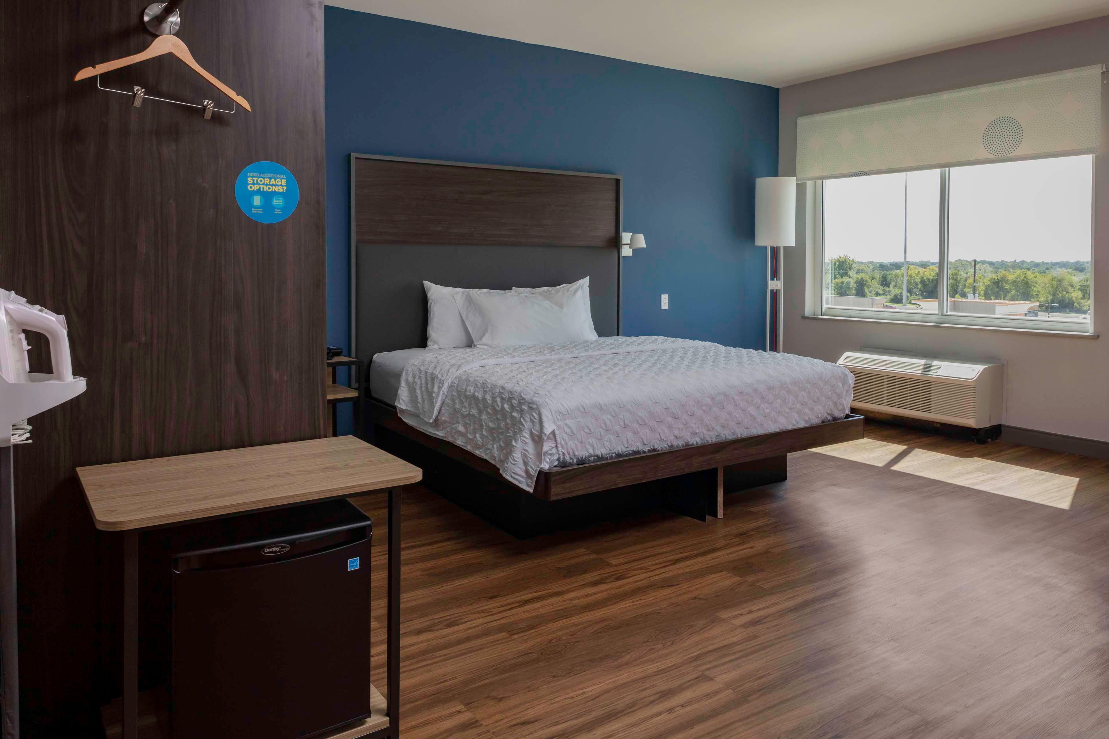 غرفة بسرير مزدوج لذوي الإعاقة