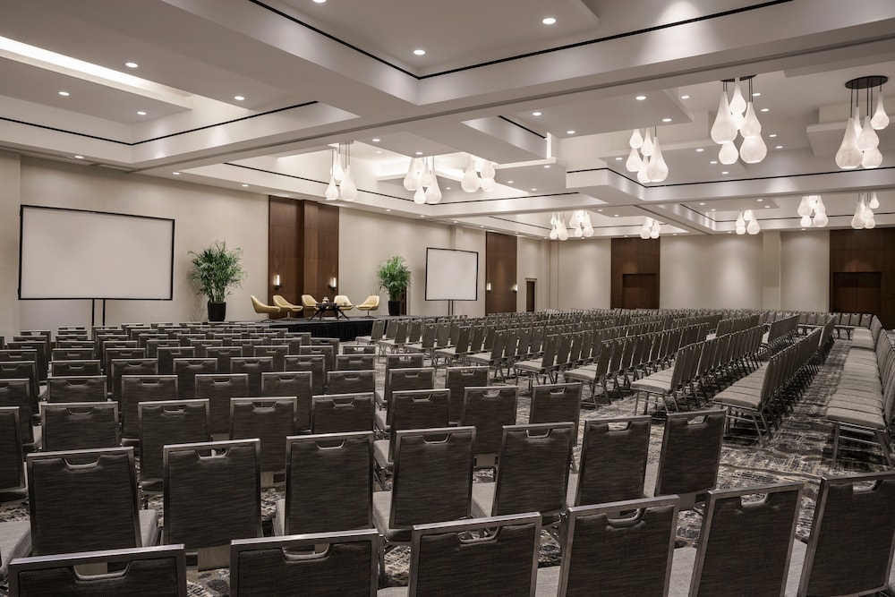 Hyatt Regency Houston/Galleria 66/74